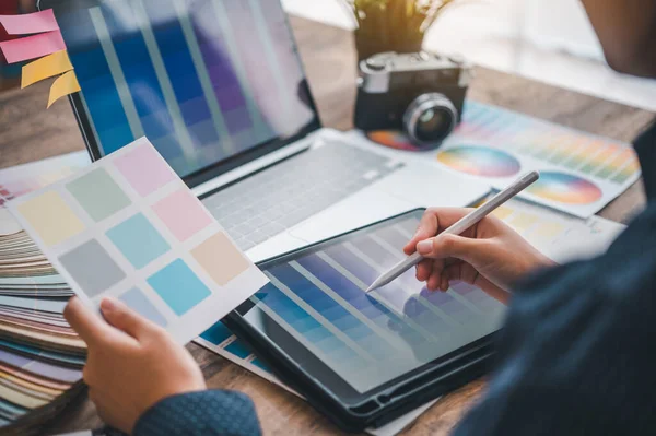 Graphic Designer Architects Who Work Laptops Color Comparison Tables Design —  Fotos de Stock