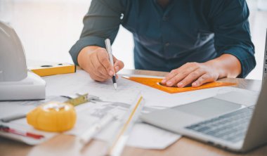 Ofiste planlarla çalışan mühendis, mimari plan için işyerinde teftiş, inşaat projesi, iş inşaatı