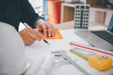 Ofiste planlarla çalışan mühendis, mimari plan için işyerinde teftiş, inşaat projesi, iş inşaatı