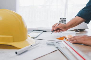 Ofiste planlarla çalışan mühendis, mimari plan için işyerinde teftiş, inşaat projesi, iş inşaatı