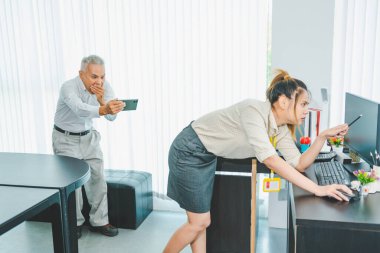 Patron ya da yönetici gizlice cep telefonunu kullanarak çalışan bir kadın çalışanın kalçalarını filme alıyor. İşyerinde cinsel tacize uğramaktan ve rahatsız olmaktan korktukları için genç çalışanların direnmesine neden oluyor..