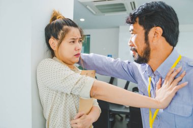 Patron ya da yönetici bir kadın işçiyi taciz ediyor. Bu, kadın çalışanların karşı koymasına neden oldu çünkü rahatsız ve cinsel tacize uğramaktan korkuyorlardı. İş yerinde cinsel taciz var..