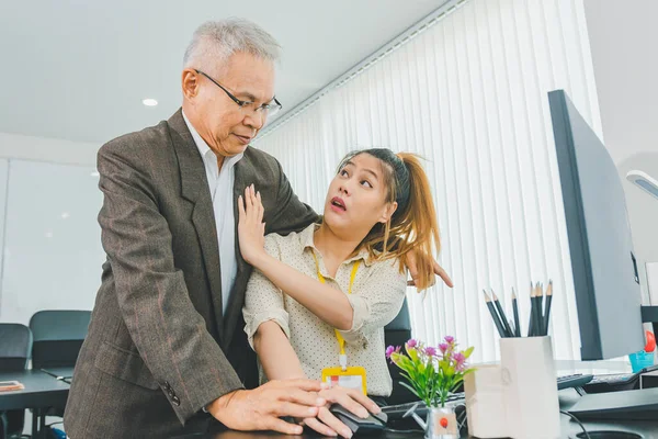Jefe Supervisor Tocando Hombro Empleada Femenina Causando Que Los Empleados —  Fotos de Stock