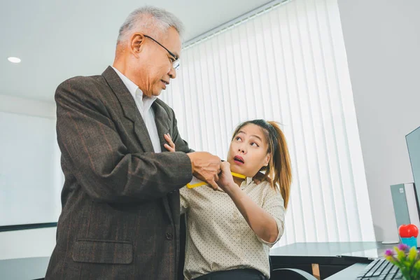 Baas Supervisor Valt Een Vrouwelijke Werknemer Lastig Doet Hem Pijn — Stockfoto
