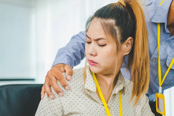 老板或主管摸女员工的肩膀会引起年轻员工的抵制 因为她们不舒服 害怕受到性虐待 工作场所性骚扰的概念 — 图库照片