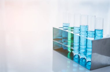 Laboratuvar, tıp mikrobiyolojisi ya da biyoteknoloji teknolojisi ekipmanları araştırmaları için bilimsel kimya camları.