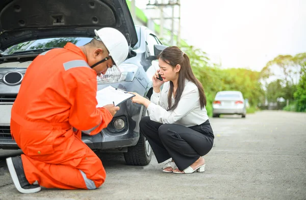 Agente Seguros Veio Ajudar Inspeccionar Carro Cliente Que Sofreu Acidente — Fotografia de Stock