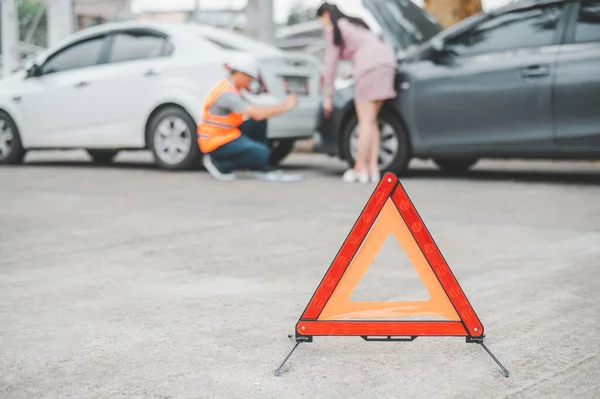Triângulo Emergência Vermelho Estrada Indica Que Acidente Avaria Carro Estrada — Fotografia de Stock