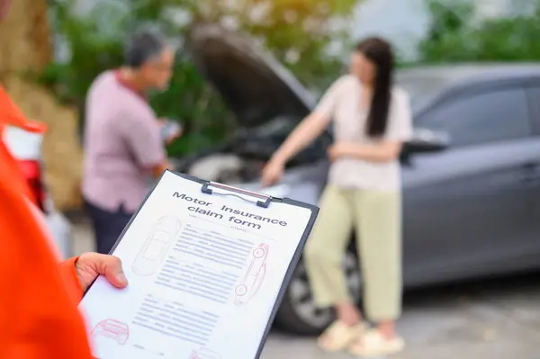 Erkek Sigorta Memuru Kaza Geçiren Bir Müşterinin Arabasını Incelemeye Geldi — Stok fotoğraf