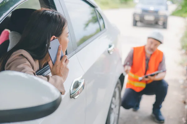 Agente Seguros Veio Ajudar Inspeccionar Carro Cliente Que Sofreu Acidente — Fotografia de Stock