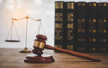 Hukuk teması, hakimin tokmağı, kolluk kuvvetleri, kanıt temelli davalar ve dikkate alınan belgeler.