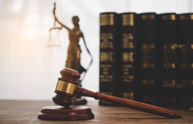 Hukuk teması, hakimin tokmağı, kolluk kuvvetleri, kanıt temelli davalar ve dikkate alınan belgeler.