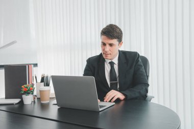 Modern ofiste çalışan işadamı şirket performansını, finans ve yatırımını analiz ediyor..