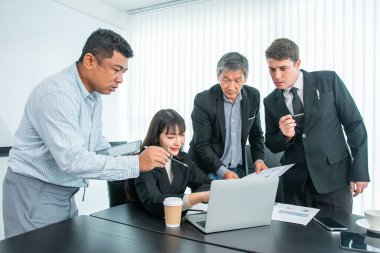 İş adamları yönetim kurulu odasında çalışırken, tasarım projesi yaparken, fikirleri tartışırken, mali istatistikleri takım çalışması kavramını tartışırken çalışırlar.