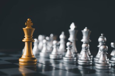 Gümüş satranç takımının karşısındaki kral altın satranç. Satranç tahtası konsepti iş fikirleri ve rekabet ve kurnazca plan başarısı demek. 