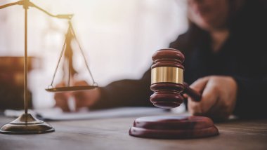 Hukuk teması, hakimin tokmağı, kolluk kuvvetleri, kanıt temelli davalar ve dikkate alınan belgeler..