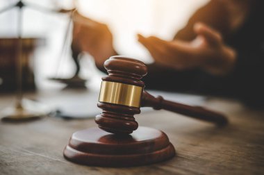 Hukuk teması, hakimin tokmağı, kolluk kuvvetleri, kanıt temelli davalar ve dikkate alınan belgeler..