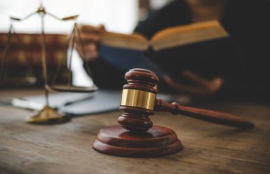 Hukuk teması, hakimin tokmağı, kolluk kuvvetleri, kanıt temelli davalar ve dikkate alınan belgeler..