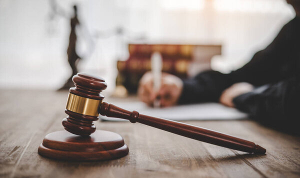 Правовая тематика, молоток судьи, сотрудников правоохранительных органов, дела на основе доказательств и документы, принимаемые во внимание.