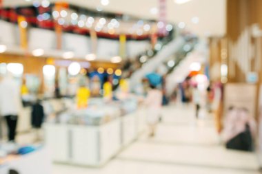 Alışveriş merkezinin arka planındaki alışveriş merkezindeki insanlar soyut olarak bulanık