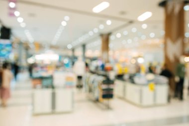 Alışveriş merkezinin arka planındaki alışveriş merkezindeki insanlar soyut olarak bulanık