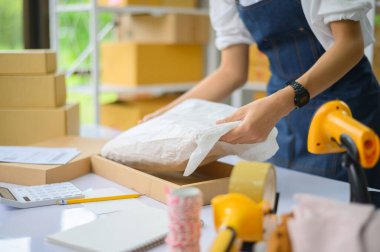 Çevrimiçi küçük işletme sahipleri sipariş ettikleri ürünleri çevrimiçi alışveriş kutusuna koyuyorlar.