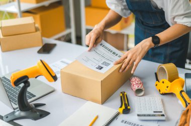 başlangıçta genç bayan küçük işletme sahipleri karton kutulara nakliye etiketleri ya da müşteri siparişleri-konsept alışverişi için paketler ekliyorlardı.