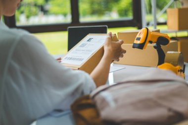 başlangıçta genç bayan küçük işletme sahipleri karton kutulara nakliye etiketleri ya da müşteri siparişleri-konsept alışverişi için paketler ekliyorlardı.