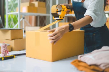 Başlangıçta küçük işletme sahipleri paketleme makinesi tutuyordu ve müşterilere çevrimiçi konsept alışveriş yapmak için karton kutuları bant ile mühürlüyorlardı.