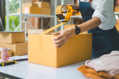Başlangıçta küçük işletme sahipleri paketleme makinesi tutuyordu ve müşterilere çevrimiçi konsept alışveriş yapmak için karton kutuları bant ile mühürlüyorlardı.