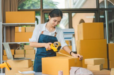 Başlangıçta küçük işletme sahipleri paketleme makinesi tutuyordu ve müşterilere çevrimiçi konsept alışveriş yapmak için karton kutuları bant ile mühürlüyorlardı.