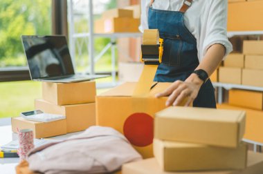 Başlangıçta küçük işletme sahipleri paketleme makinesi tutuyordu ve müşterilere çevrimiçi konsept alışveriş yapmak için karton kutuları bant ile mühürlüyorlardı.