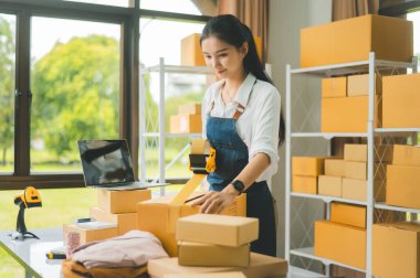 Başlangıçta küçük işletme sahipleri paketleme makinesi tutuyordu ve müşterilere çevrimiçi konsept alışveriş yapmak için karton kutuları bant ile mühürlüyorlardı.