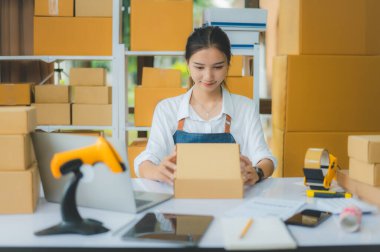 Başlangıçta küçük işletme sahipleri paketleme makinesi tutuyordu ve müşterilere çevrimiçi konsept alışveriş yapmak için karton kutuları bant ile mühürlüyorlardı.