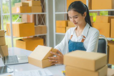 Başlangıçta küçük işletme sahipleri paketleme makinesi tutuyordu ve müşterilere çevrimiçi konsept alışveriş yapmak için karton kutuları bant ile mühürlüyorlardı.
