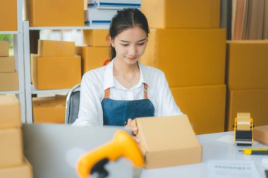 Başlangıçta küçük işletme sahipleri paketleme makinesi tutuyordu ve müşterilere çevrimiçi konsept alışveriş yapmak için karton kutuları bant ile mühürlüyorlardı.