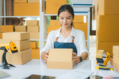 Başlangıçta küçük işletme sahipleri paketleme makinesi tutuyordu ve müşterilere çevrimiçi konsept alışveriş yapmak için karton kutuları bant ile mühürlüyorlardı.