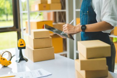 Küçük işletme sahipleri siparişlerini kontrol ediyor. Müşterilerin sipariş verdiği - konsept alışverişi