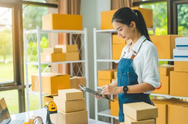 Küçük işletme sahipleri siparişlerini kontrol ediyor. Müşterilerin sipariş verdiği - konsept alışverişi