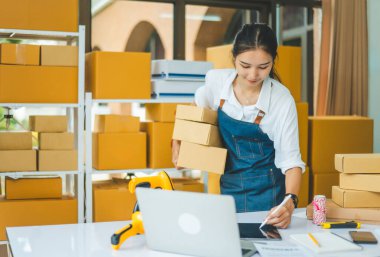 Küçük işletme sahipleri siparişlerini kontrol ediyor. Müşterilerin sipariş verdiği - konsept alışverişi