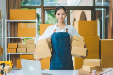 Küçük işletme sahipleri siparişlerini kontrol ediyor. Müşterilerin sipariş verdiği - konsept alışverişi