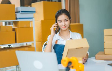 Küçük işletme sahipleri sohbet ediyor, ürünler satıyor ve müşterilerin sipariş ettiği ürünler için siparişleri kontrol ediyorlar - konsept alışverişi online