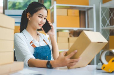 Küçük işletme sahipleri sohbet ediyor, ürünler satıyor ve müşterilerin sipariş ettiği ürünler için siparişleri kontrol ediyorlar - konsept alışverişi online