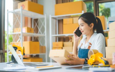 Küçük işletme sahipleri sohbet ediyor, ürünler satıyor ve müşterilerin sipariş ettiği ürünler için siparişleri kontrol ediyorlar - konsept alışverişi online