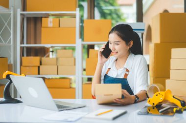 Küçük işletme sahipleri sohbet ediyor, ürünler satıyor ve müşterilerin sipariş ettiği ürünler için siparişleri kontrol ediyorlar - konsept alışverişi online