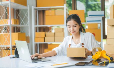 Küçük işletme sahipleri siparişlerini kontrol ediyor. Müşterilerin sipariş verdiği - konsept alışverişi