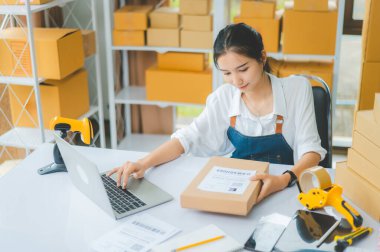Küçük işletme sahipleri siparişlerini kontrol ediyor. Müşterilerin sipariş verdiği - konsept alışverişi