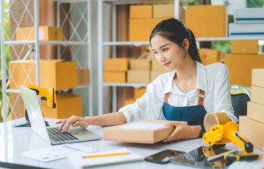 Küçük işletme sahipleri siparişlerini kontrol ediyor. Müşterilerin sipariş verdiği - konsept alışverişi