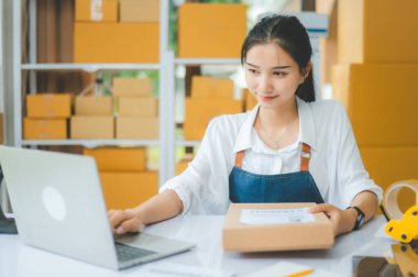 Küçük işletme sahipleri siparişlerini kontrol ediyor. Müşterilerin sipariş verdiği - konsept alışverişi