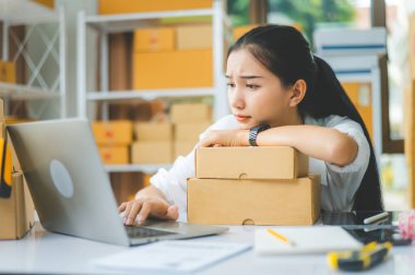 Çevrimiçi küçük işletme sahipleri henüz ulaşmamış siparişleri beklerken üzgün ve sıkılmış durumdalar, Çevrimiçi Perakendeciler. İnternet üzerinden konsept alışverişi